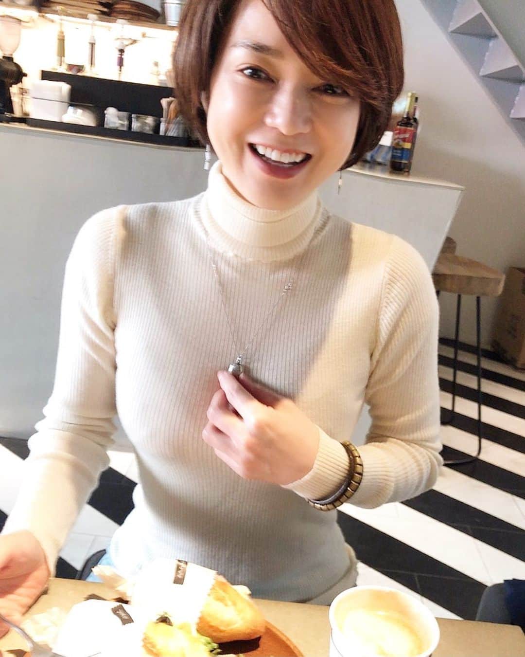 いかりさとみのインスタグラム：「お昼はチキンサンド。今日は曇り空で寒いです。#エネルギー補給してます #ランチタイム #食べたらポカポカ」