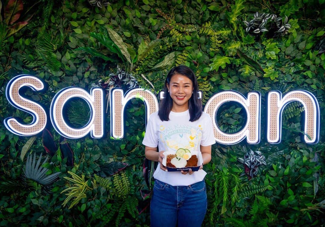 エアアジアのインスタグラム：「Happy 1 year, @santan.asean! 🎉  We can’t believe that it's already been a year since we started making our dreams come true in opening our first ever flagship restaurant in Kuala Lumpur!  Since then, we have opened more than 7 branches all over Malaysia and a lot are asking for franchising details. We have prepared more surprises and new additions to our menu!  Stay tuned as we continue to expand to offer you more and be more than just an airline because #SantanGotYou!❤️」