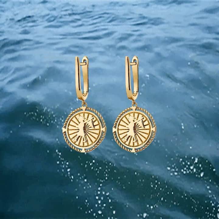 カレンウォーカーのインスタグラム：「Voyager Earrings from new collection The Navigator // Fine rope detailing encircles a pair of discs with a seafaring Runaway Girl.」