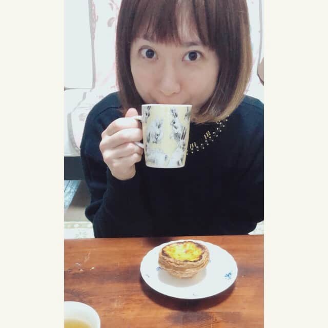 東出真緒さんのインスタグラム写真 - (東出真緒Instagram)「せんせお久しぶり💕 「おそらく日本で一番美味しいエッグタルト」と 美味しいローズティーで ほくほく。❤️ . #可愛い #おそらく日本で一番美味しいエッグタルト #池袋ラシーヌ」12月3日 13時47分 - mao_bigmama_vn