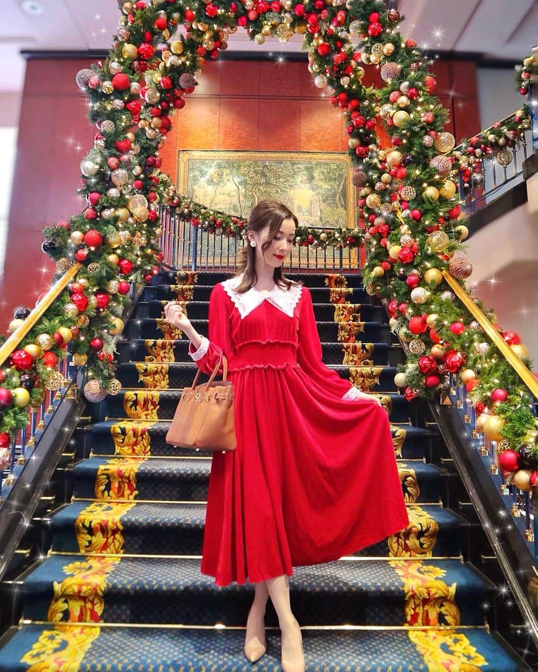 瀬戸早妃のインスタグラム：「クリスマスシーズンにぴったりのワンピース🎄 @montresorsaki  👗新発売になりました♫🤶 襟がダブルレースになっていてエレガントなの❤️ . 今年は大々的な会食やパーティーなどはできないけれど、密を避けながらお祝いできたら嬉しいな♫🎂 . イベント感のあるコーディネートは 嬉しくてテンションあがりますね🥰❤️ . #christmas #クリスマス #クリスマスコーデ #赤ワンピース #montrésor #montresor #モントレゾール #大人可愛いコーデ #観劇コーデ #パーティードレス #cordinate」