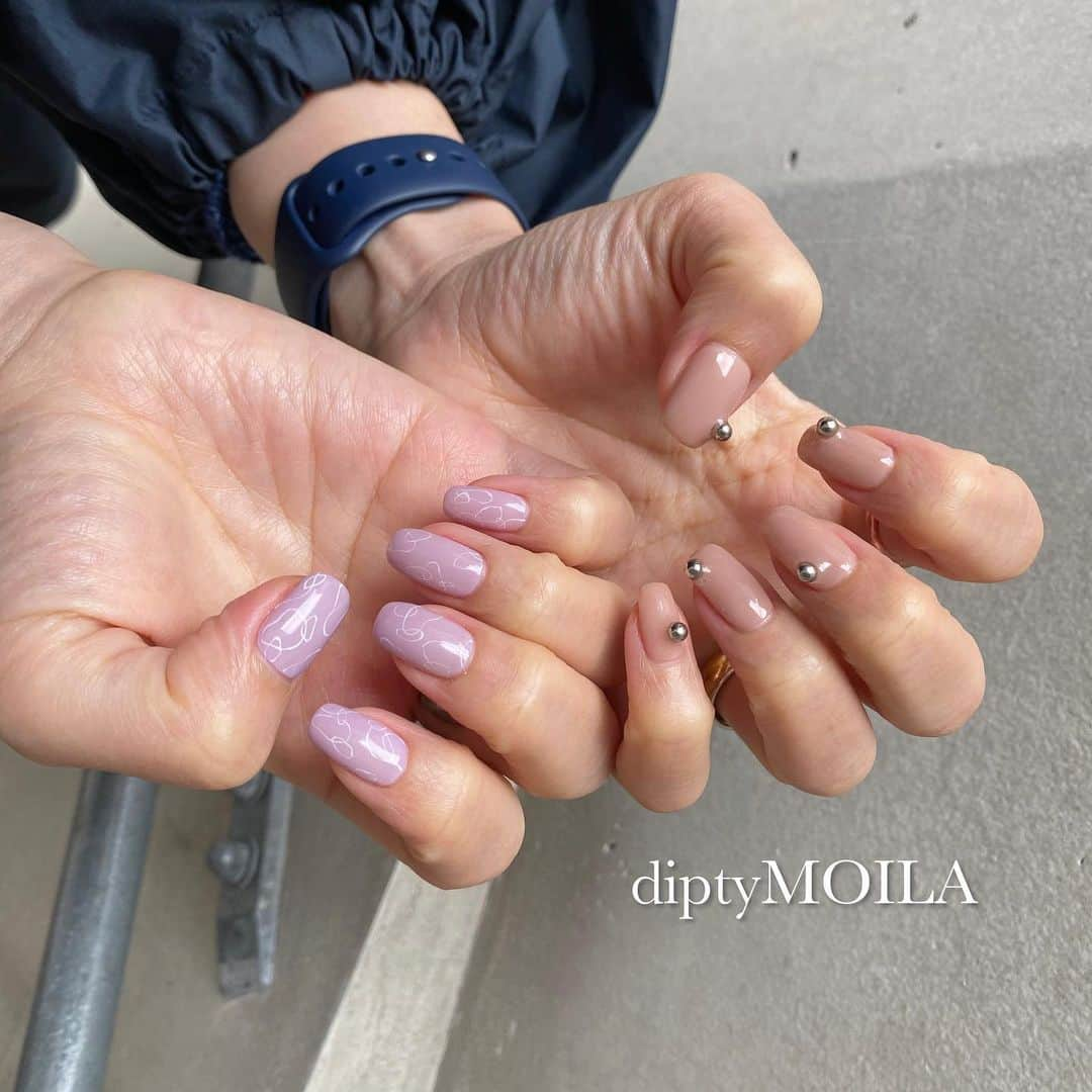 diptyMOILA diptyMOILA さんのインスタグラム写真 - (diptyMOILA diptyMOILA Instagram)「💅purple art × studs  * 💅 @marina55_diptymoila  モードかつ大人っぽく。そして遊び心も忘れたくない。 そんなデザイン☝️✨  しっかりケアしてからジェルを塗るので根本サイドまでしっかり塗れちゃうんです❣️ 乾燥したささくれの手もスッキリ綺麗に✨ * フォルムはトップのコーティングでしっかりと作るのでコンプレックスのある方のお悩みも解決👩🏼‍🏫 * #diptymoila_2020ssnail  #diptyMOILA  #diptyMOILA_spot #nail #nailsalon」12月3日 13時46分 - diptymoila917