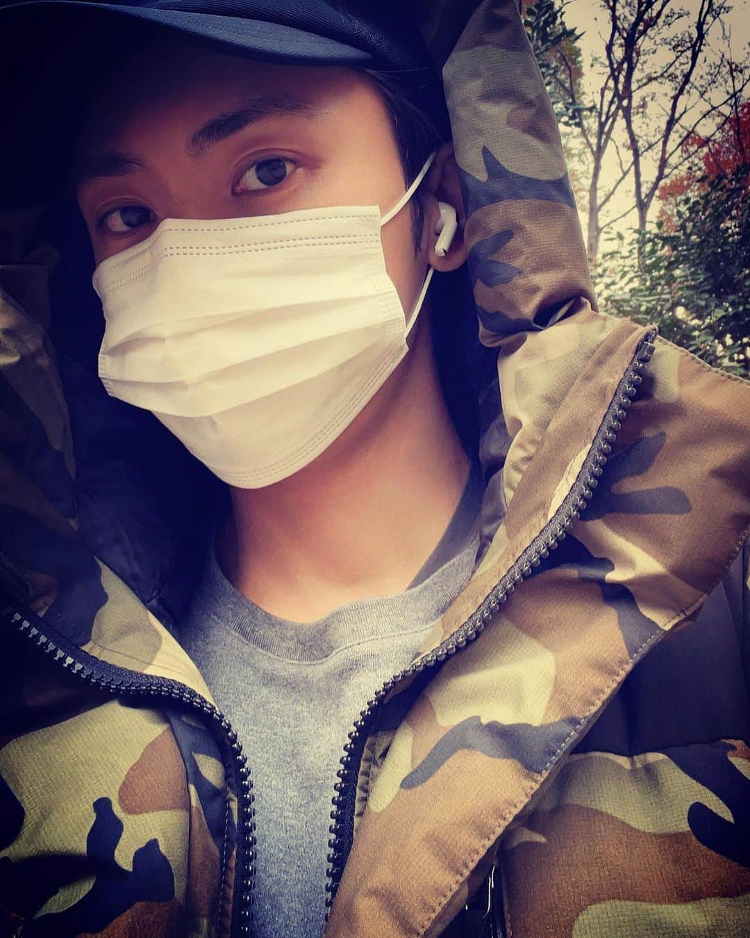 與真司郎さんのインスタグラム写真 - (與真司郎Instagram)「朝早く起きて、好きな音楽を聴きながら散歩をすることは僕にとって特別な時間。色々なことをすごくポジティブに考えられる。自分の時間をもつことも大切にしています。 みんなの特別な時間はどんな時ですか？  Taking a walk while listening to my favorite songs always feels great. My personal quality time is one of the most valuable of all.」12月3日 13時48分 - shinjiroatae1126