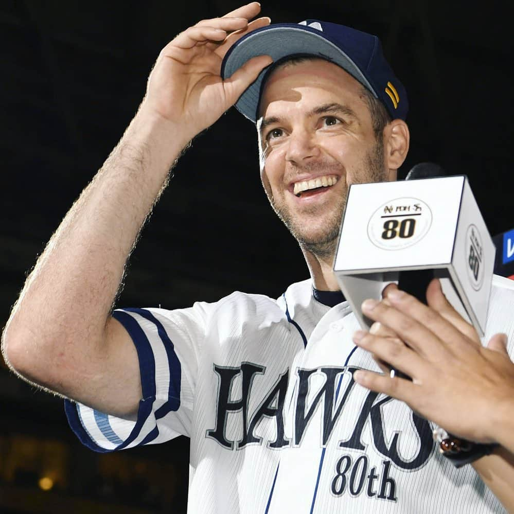 リック・バンデンハークのインスタグラム：「As we are about to leave Japan we would like to express our gratitude to the SoftBank Hawks organization for the past six seasons. 3 pacific league titles, 5 NPB championships and a record for most consecutive wins since my debut 14-0.  To be part of the Hawks dynasty has been a blessing.   Thank you to all my team mates, translators, coaching staff, trainers and strength trainers and front office for your support to me and my family. We deeply appreciate it.   Thank you to all the Hawks fans across Japan for your cheering and support over the past six season.   Special thanks to the city of Fukuoka and inhabitants for treating me and my wife as one of your own. It will hold a special place in our hearts especially since our son Ryan was born here!   Whether or not the next stop on our baseball journey is Japan, Korea or the USA I have plenty of baseball left inside of me and a burning desire to compete.  #sbhawks #basebaljourney #mlb #kbo #npb」