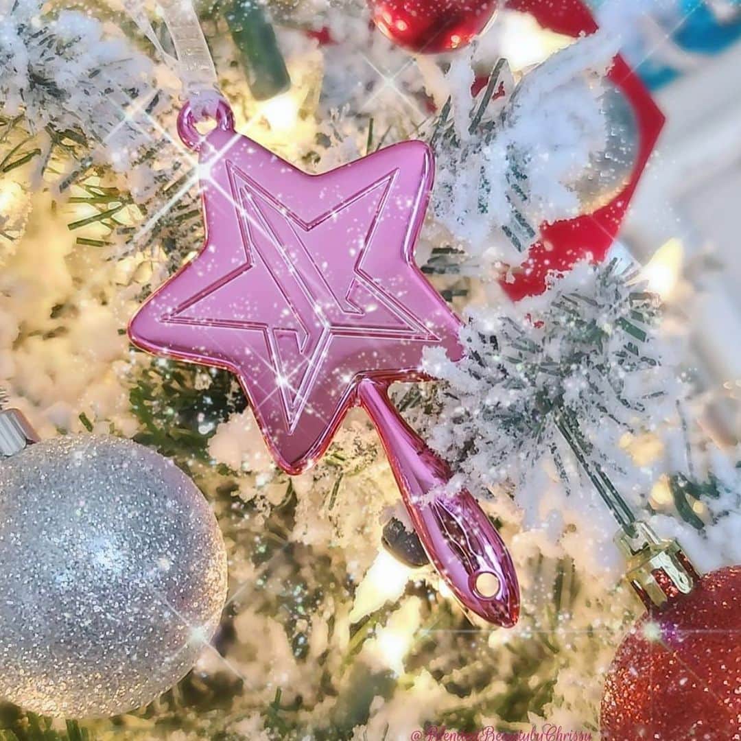 Jeffree Star Cosmeticsさんのインスタグラム写真 - (Jeffree Star CosmeticsInstagram)「🎄🌟 @blendedbeautybychrissy spreading the holiday spirit with our Star Mirror Holiday Chrome Ornament 💕  #jeffreestarcosmetics」12月3日 13時53分 - jeffreestarcosmetics