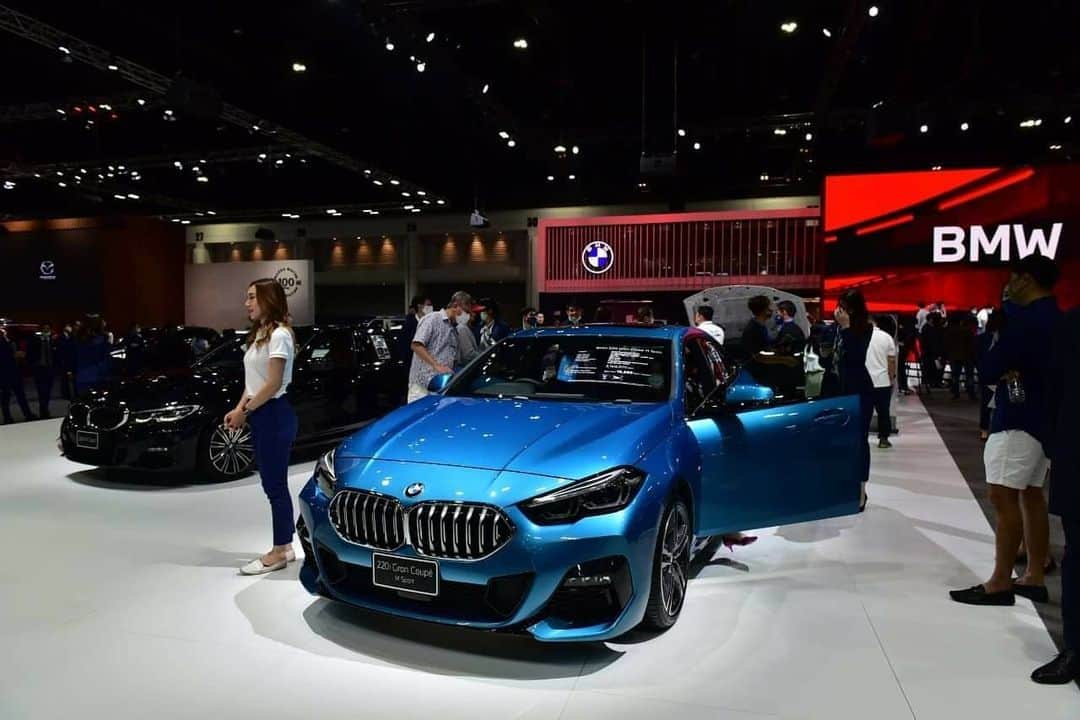 BMW Thailandさんのインスタグラム写真 - (BMW ThailandInstagram)「BMW 2 Series Gran Coupé รุ่นประกอบในประเทศ คันนี้มีการออกแบบที่โดดเด่นไม่แพ้ใคร ได้ฟีลลิ่งของความเป็นรถสปอร์ตอย่างเต็มรูปแบบ ตั้งแต่ไฟท้ายแบบ LED ไปจนถึงเส้นสายของรถ  ราคาเริ่มต้นที่ 2,169,000 บาท อัพเกรด BSI 5 ปี และข้อเสนอพิเศษอื่นๆ  พบกันในงาน Motor Expo 2020 วันนี้-13 ธันวาคมนี้ ที่ อิมแพค เมืองทองธานี  สอบถามข้อมูลเพิ่มเติมได้ที่  - BMW Contact Center : 1397  - Line : @BMWLeasing : https://lin.ee/e8LSXa4  - ข้อมูลเพิ่มเติมคลิก : https://bit.ly/2Yy1J3W  *เงื่อนไขเป็นไปตามที่บริษัทฯ กำหนด  ชมรถ BMW ทุกคันได้แบบ 360 องศา ผ่าน BMW Virtual Showroom พร้อมพูดคุยกับ BMW Sales Consultant ผ่านทาง Live Chat ได้ตลอด 24 ชั่วโมง คลิกเลย : https://virtualshowroom.bmw.co.th  #BMW #BMWTH #THE2 #JOYisBMW #สุนทรียภาพแห่งการขับขี่ #MotorExpo2020 #BMWVirtualShowroom」12月3日 13時57分 - bmwthailand