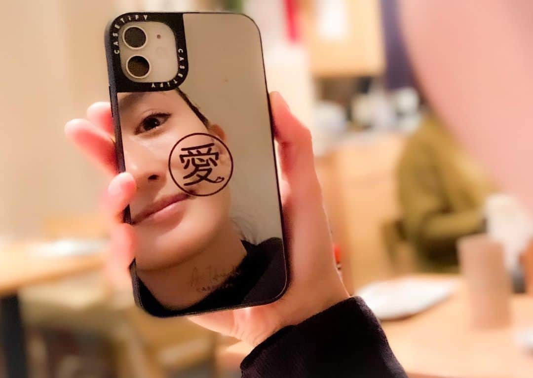 桐山マキさんのインスタグラム写真 - (桐山マキInstagram)「. . .  New phone case♡ @casetify_jp  . . . 愛の形を表現されたケース！ ミラーに愛 の文字♡ . . . LOVE @CASETiFY_jp @i_am_takahashi  . . . #new #iphonecase #AiTakahashixCASETiFY #CASETiFY #love #愛の形 #好き #ミラー #やっぱり #ミラーが便利 #♡」12月3日 14時13分 - maki_kiriyama