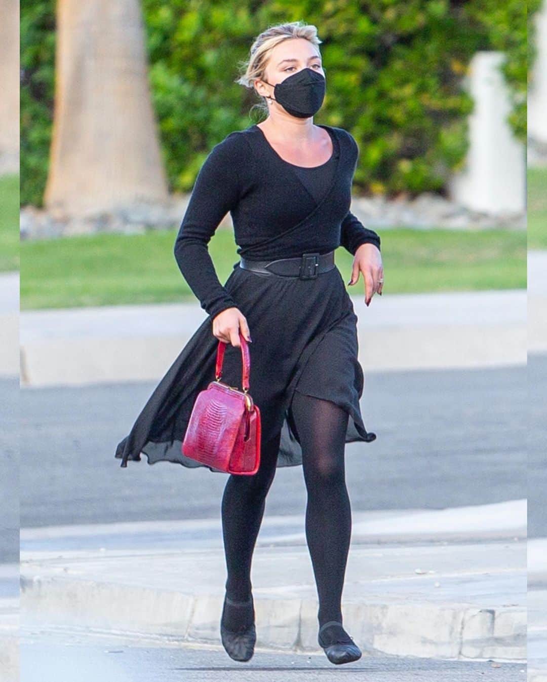 Just Jaredさんのインスタグラム写真 - (Just JaredInstagram)「@florencepugh masks up while on set of her new movie “Don’t Worry Darling”! #FlorencePugh #DontWorryDarling Photos: Backgrid」12月3日 14時14分 - justjared