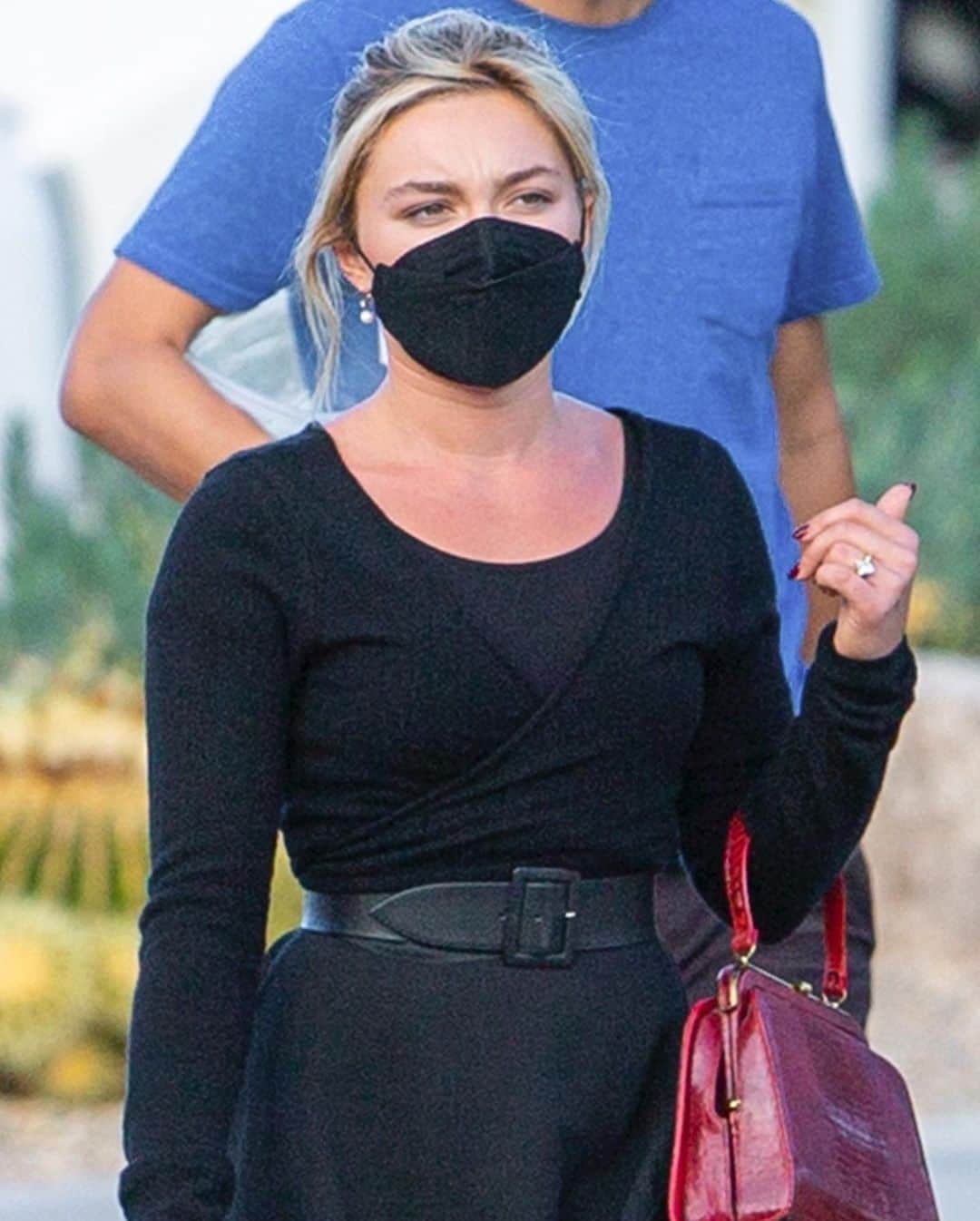 Just Jaredさんのインスタグラム写真 - (Just JaredInstagram)「@florencepugh masks up while on set of her new movie “Don’t Worry Darling”! #FlorencePugh #DontWorryDarling Photos: Backgrid」12月3日 14時14分 - justjared