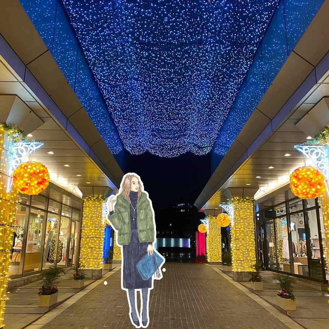のインスタグラム：「代官山アドレスもイルミネーションで、華やいでいます✨﻿ イルミネーションを見ると、クリスマスの雰囲気が一気に出て、夜仕事で疲れても癒されます💝﻿ ﻿ 東京はビル風があり、気温が高くても風で体感温度は低く感じますよね😭﻿ ダウンコートはもう出しましたか？﻿ ﻿ #tnql #イルミネーション #代官山 #コーディネート #おしゃれ  #イラストレーターさんと繋がりたい #おしゃれさんと繋がりたい ﻿ ﻿」
