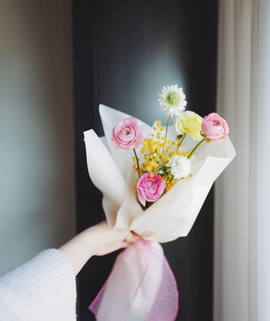 JF flower Shopさんのインスタグラム写真 - (JF flower ShopInstagram)「🌸  Jf flower shop  . . . .#2020jfflowershop #jfflowershop #flower #florist #floral #flowerlesson #koreanflorist #flowerstagram  #koreanflower  #웨딩부케 #플로리스트 #플로리스트수업 #플라워레슨#핸드타이드  #범계플라워레슨 #안양웨딩 #플라워레슨 #꽃꽂이수업 #안양꽃집 #범계꽃집 #평촌꽃집 #과천꽃집 #인덕원꽃집 #동편마을꽃집 #포일동꽃집 #내손동꽃집  #의왕꽃집 #花#花艺设计」12月3日 14時14分 - jfflowershop