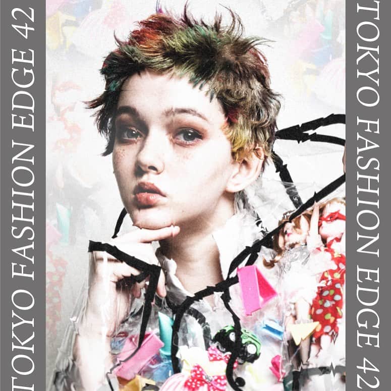東京ファッションエッジ／プロフェッショナル東京のインスタグラム：「2020/11/30発売「TOKYO FASHION EDGE 42号」の中身を少しだけご紹介します😊  manamiさん hair meets dress pleroma（福島県） 作品タイトル：ロマンチシズム @maaaa2525  Instagramでは紹介しきれませんが、素敵な作品がぎっしり詰まった「TOKYO FASHION EDGE 42号」ぜひとも誌面でもご覧ください♪ お買い求めは弊社（https://beauty-gr.co.jp/kodoku/）まで🔍  ---------------------------------------------------- #東京ファッションエッジ　#tokyofashionedge #profeshionaltokyo #クリエイティブヘア #creative #クリエイティブヘアスタイリスト #creativehairstylist #hair #ヘアスタイル #hairstyle #ヘアカラー #haircolor #メイク #make #makeup #ファッション #fashion #美容師 #ヘアスタイリスト #hairstylist #hairstylistjapan #美容学生 #modermsalon #colorsync #hairtransformation #hairinspo #hairofinstagram #美容学生と繋がりたい #fashionista  ----------------------------------------------------」