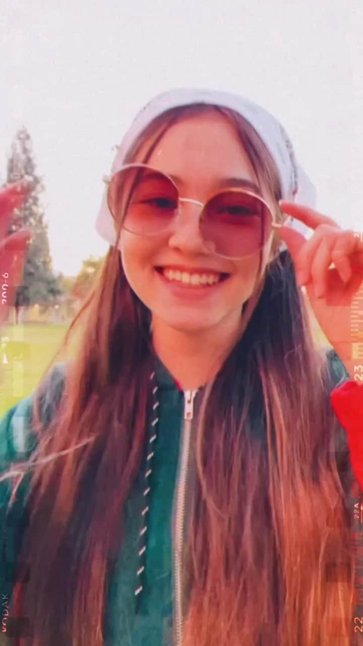 のインスタグラム：「Tried to do something cool with my moms sunglasses ☀️😂﻿ ﻿ ﻿ ﻿ ﻿video edited by Yuki  ﻿ #14歳 #バンダナ﻿ #サングラス #公園﻿ #夕焼け #日常﻿  #brownhair #bandanastyle﻿ #일상룩코디  #선글라스」