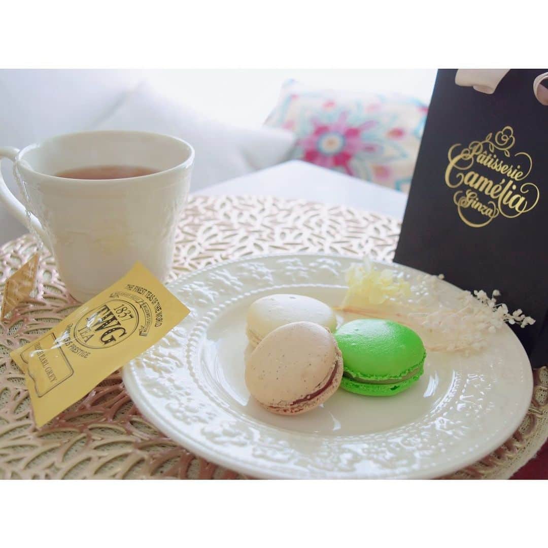長谷川かすみのインスタグラム：「#おうちカフェ した時の📸  おいしい紅茶とおいしいマカロン🤤  マカロンの味は#紅茶 #ピスタチオ #バニラ だったと思う。多分。  #twg の紅茶は昔いただいたのが忘れられなくて、購入しに行きました☺️ 両親にも送ったら喜んでもらえた😌」