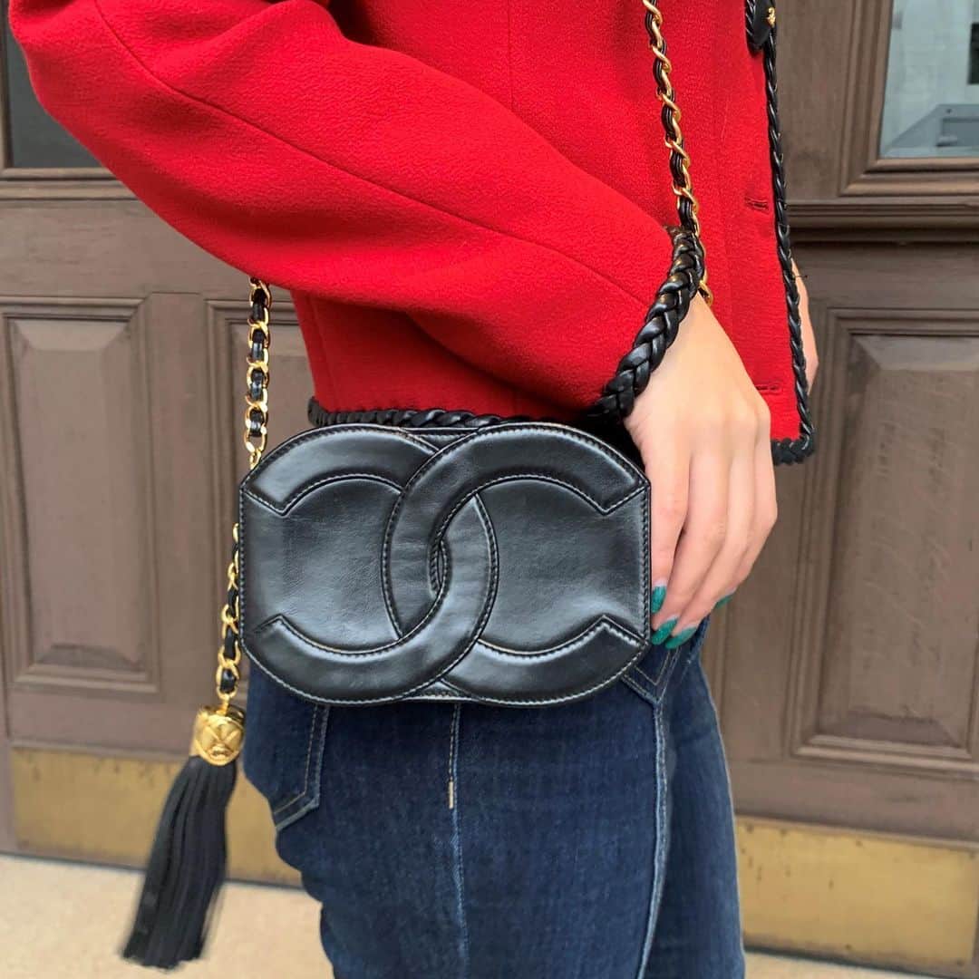 のインスタグラム：「Vintage Chanel fringe chain shoulder bag.  This item is available online for purchase❤︎ Search Code: AO22491.  Free Shipping Worldwide 📩DM for more info and pricing  ➡️info@amorevintagetokyo.com   #VintageChanel #ChanelBag #ChanelLogo #ChanelCollection #amoretokyo」