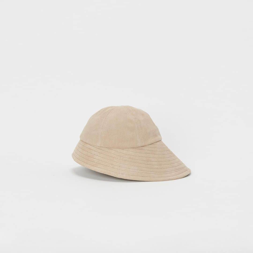 エンダースキーマのインスタグラム：「New collection, 2021ws(winter/spring) will be at stores from the 5th of Dec﻿ *flagship stores @sukima_shop and retailers in Japan﻿ *abroad mid Dec﻿ ﻿ model: pig suede sun hat﻿ color: black, khaki brown, sand beige﻿ ﻿ #henderscheme #2021ws」
