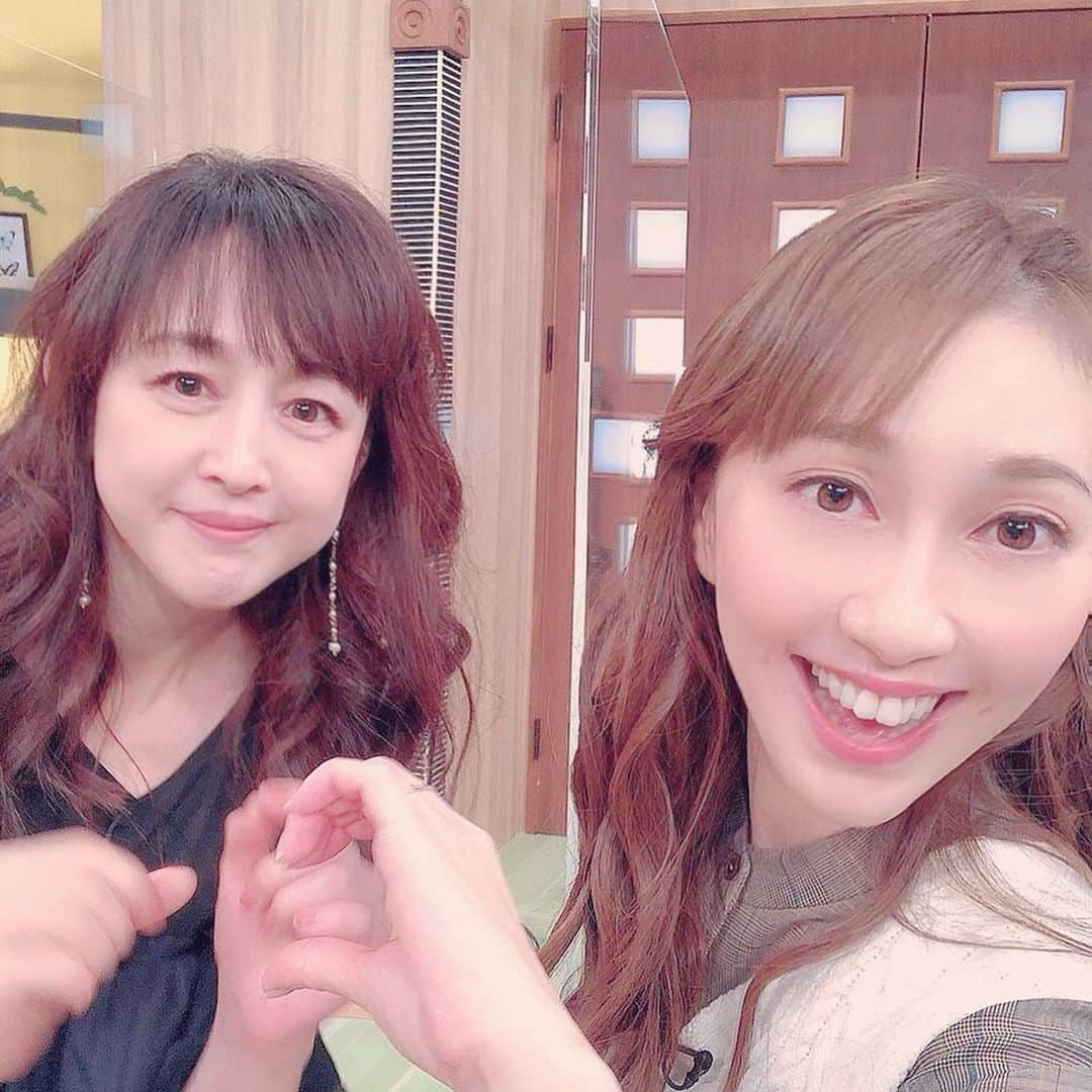 はいだしょうこさんのインスタグラム写真 - (はいだしょうこInstagram)「こんにちは😌  最近、バタバタで、 毎日無事に過ごすのが、 精一杯だったんだけど。。。🤤  もう12月になってたぁー😆✨ 早い‼️😆  でもね、みんなから、おつかれさま☺️とか、頑張ってね！😊気をつけて帰ってね！とか、 たくさんメッセージ頂いて、 それを読んでたから、乗り切れたよー☺️✨  いつも、本当にあたたかい気持ち、ありがとうございます😊💕  今年ももう終わりに近づいてきたね😊  OAになっているものがあっても、 写真が、なかなか追いつかず😅💦 いつもの事だけど、ごめんね。。。🙇‍♀️  先日の、 TVQ「おとななテレビ」スタジオでの写真✨  仲良し💓 「Wしょーこ」です😽💕  お仕事場で、仲良しに会えるのは、すごく嬉しいな☺️💕 安心できるしね😌  「Wしょうこ」ってね、 「相田翔子ちゃん」の方がもちろん、大先輩だけど😍 　  写真で見ると、 私の方が、歳上に見える。という声もチラホラ✨🤔🙄  どうかしら？？😁😎 どうなのかしら？？😁😏  また、世の中が大変になってきて、 会いたいお友達にも、ずっと会えないし😿 早く落ち着いたらいいなぁ。。。  ゔー😖ってなる時もあるけど、なんとか、なんとかみんなで乗り越えて、 過ごして行こうね‼️☺️💕  #TVQ #おとななテレビ #博多 #福岡 #スタジオ収録の時✨　  #相田翔子　ちゃん #はいだしょうこ  #Wしょーこ #仲良し  #今年もたくさん一緒だった☺️ #感謝🥲」12月3日 14時37分 - haida_shoko