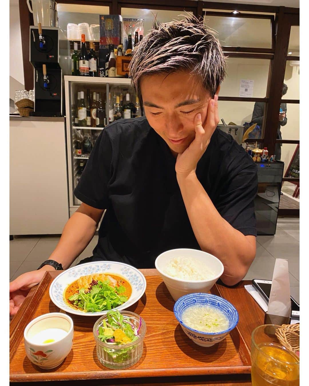 北野貴之さんのインスタグラム写真 - (北野貴之Instagram)「いや〜美味しかったグルメランチ。 三ノ宮。心斎橋編。 三ノ宮のこの定食屋さんは確実に男なら好きなメニュー！ ハンバーグ&唐揚げ 小鉢付き。 また、行かなくては。 そして、心斎橋駅から歩いて中華料理。 よだれ……鳥。メニューの名前忘れたけど、よだれ🤤出ました。  #実はグルメ#載せてないけど#三ノ宮ランチ#心斎橋ランチ」12月3日 14時48分 - takashi_kitano