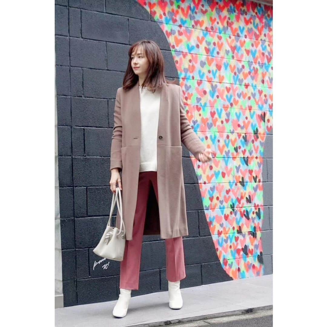 乙黒えりのインスタグラム：「フルミスト  今日はインフルエンザの予防接種フルミストに行ってきました。鼻に噴射タイプで、約一年の効果があるそう。  鼻にシュッてしただけで痛くも痒くもない👍  自費ですが、主人も多忙なので一年効果がある方がいいなと思って初挑戦！ 注射が嫌いな次女も来週やる予定...嫌がって暴れたりして😂笑  今日はカラーパンツでブラウンコーデ カラーはボトムスに持ってきました。  #coat @cast_colon  #knit @blanc_official.jp  #pants @milaowen_official  #boots @atelier_brugge   #帰りは近くの　@lattest28 でテイクアウトしました☕︎  #ママコーデ#ママファッション#ブラウンコーデ#コート#ootd#fashion#冬コーデ」