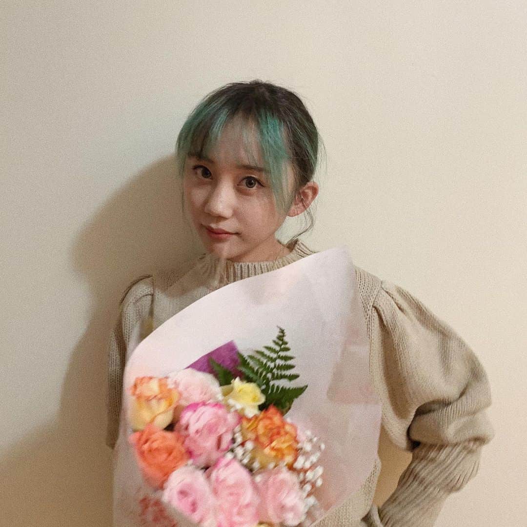のインスタグラム：「22歳になりました☺️🧡 : 時差があるけどお母さんが1番に0:00ちょうどに連絡くれて嬉しかった💕 薮下家に産まれて幸せ！ : 友達もフォロワーの皆さんも連絡ありがとうっ🧏🏽‍♀️🌱　嬉しい😊 : 朗らかな一年になりますように😌🧡」