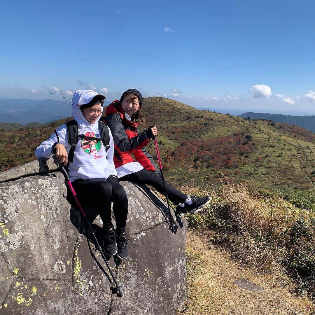 のインスタグラム：「山登り気持ちいいー⛰﻿ ﻿ 先月のことですが日本三百名山、広島県と鳥取県を跨ぐ道後山に登ってきました🥾﻿ ﻿ まず岩樋山に登ってなだらかな頂稜を進んで道後山へ✨360度空みたいで気持ち良い〜☁️🤍﻿ ﻿ 初心者でも登りやすい低山で軽めの運動量でした♩﻿ ﻿ 落ち葉を踏む音や鳥のさえずりに癒されすっかり森林セラピーして帰ってきました🐦🍂 ﻿ てんたか @tension_takano と岩樋山山頂で #makemehappy したのも良い思い出🌈﻿ ﻿ #道後山#岩樋山#西城町#日南町﻿#中国山地﻿ #広島旅行#鳥取旅行#広島観光#鳥取観光 #登山#トレッキング﻿#トレッキング女子#niziu  #登山女子#登山初心者#女子旅#山登り初心者 #山登り#girlstrip#japan_of_insta#japantrip ﻿ #japantravel#hiroshima#広島﻿#登山コーデ  #広島県#鳥取県#庄原市#tottori﻿」