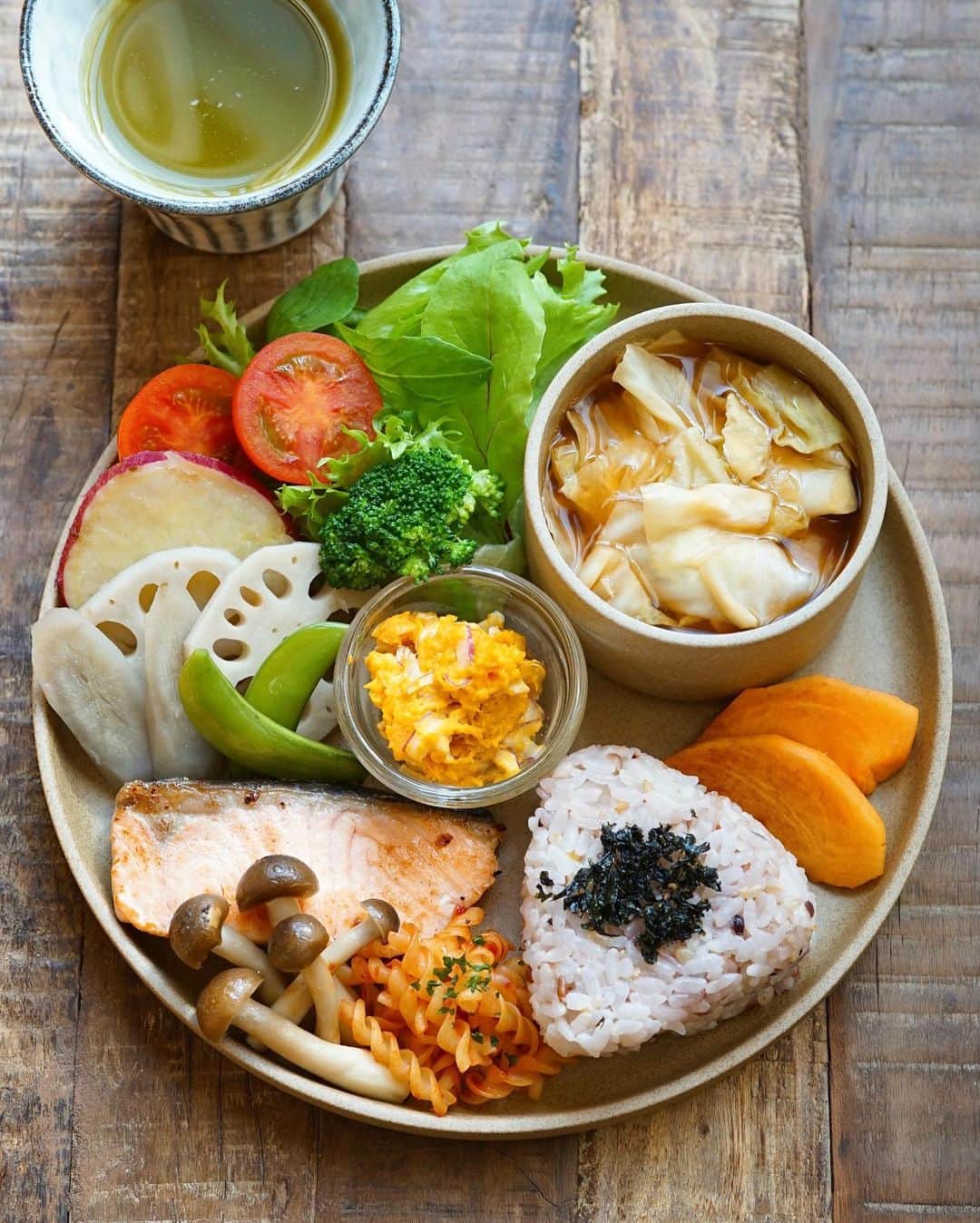 hirokoさんのインスタグラム写真 - (hirokoInstagram)「🌱2020.12.3（木）﻿ ✽.｡.:*・ﾟ #hiroponのおうちごはん﻿ ﻿ ワンプレートでお昼ごはん﻿ ﻿ menu📝﻿ ▪︎ おにぎり（雑穀ごはん）韓国のりふりかけ﻿ ▪︎ キャベツたっぷり味噌汁 ﻿ ▪︎ サーモンとしめじのソテー﻿ ▪︎ マカロニナポリタン﻿ ▪︎ かぼちゃのサラダ﻿ ▪︎ グリーンサラダ・ブロッコリー﻿ ▪︎ 根菜のサッと煮 ﻿ （さつま芋・レンコン・ごぼう）﻿ ▪︎ 柿﻿ ▪︎ カテキン茶﻿ ﻿ ﻿ @dashi_gura #だし蔵 さんの﻿ #うどんのおだし で根菜をサッと煮ました﻿ ↑味付きなので味付け必要なし！﻿ #関西おだし はいつも味噌汁に使ってます﻿ ﻿ 今日の味噌汁は...﻿ 飲むより食べる方が多かった気がするぅ〜﻿ ほぼキャベツです🤣﻿ ﻿ ﻿ ﻿ ﻿ ﻿ .........The end🍴﻿ #昼ごはん #hiroponのワンプレートごはん #しっかり食べるダイエットごはん #ダイエット中でも食べる #インスタフード #おうちごはん通信 #おうちごはんLover #くらしメイド #マカロニメイト #デリミア #デリスタグラマー #バランスの良い食事 #うちのシェフ #てづくりごはん365 #オリーブノートアンバサダー #ヨムーノメイト #snapdish #macaroni #幸せごはん  #ハサミポーセリン #locari_kitchen #lin_stagrammer  #だし蔵アンバサダー #wp_deli_japan﻿ #ランチプレート  ・」12月3日 14時53分 - hiropon0201