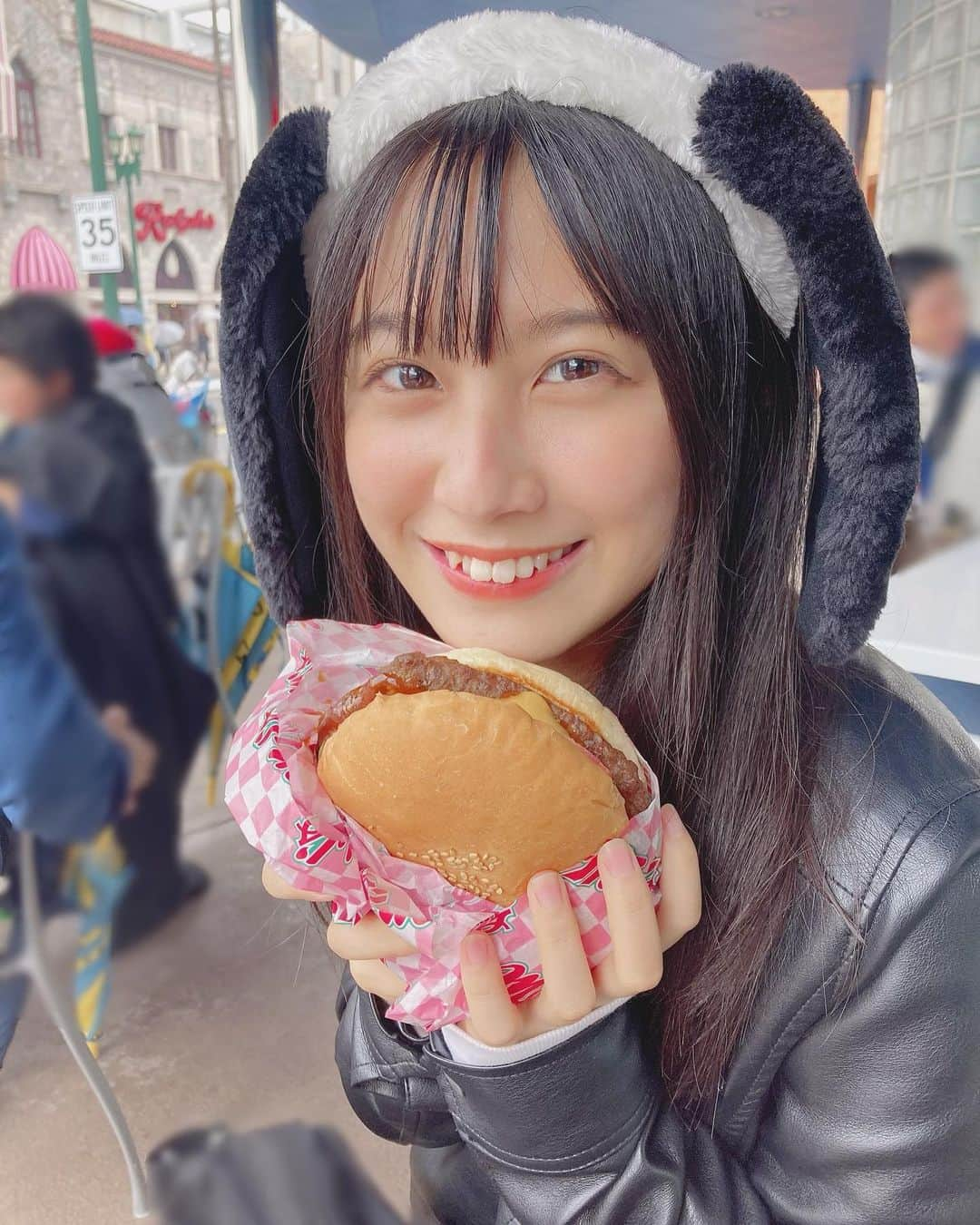 桜木彩音のインスタグラム：「うま🍔  #ユニバ」