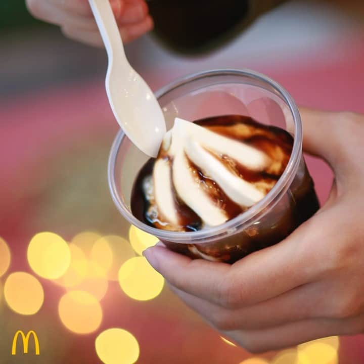 McDonald's Philippinesのインスタグラム：「Mag-send ka naman dyan ng Christmas vibes! Pwede mong i-libre ang friends mo with our NEW Coffee Sundae. Order na sa McDo via Dine-In, Drive-Thru, Take Out, Dessert Centers, or Pick-Up. Pwede ka ring umorder sa McDelivery.」