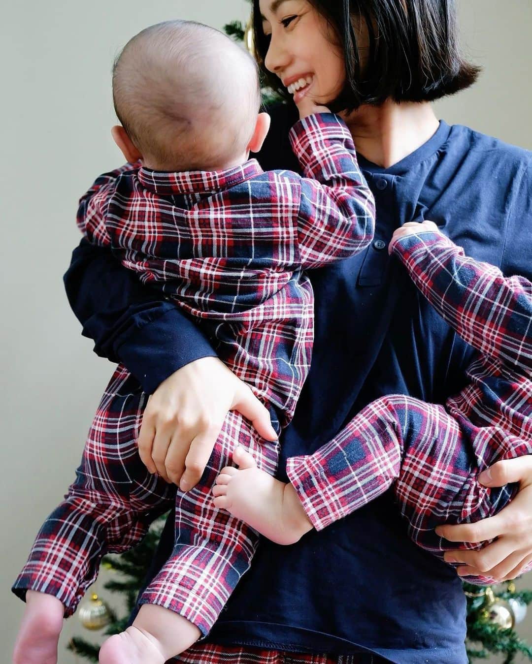 武智志穂さんのインスタグラム写真 - (武智志穂Instagram)「家族4人でお揃いのパジャマを買って、今年はいつになく浮かれているホリデーシーズン🎄﻿ 何才になったら一緒にツリーに飾り付けとかできるようになるのかな👶🏻👶🏻❓﻿ 楽しみはもう少し先に取っておこう☺️﻿ ﻿ ﻿ #えいけんdiary #二卵性双生児 #双子ママ #双子育児」12月3日 14時58分 - shiho_takechi