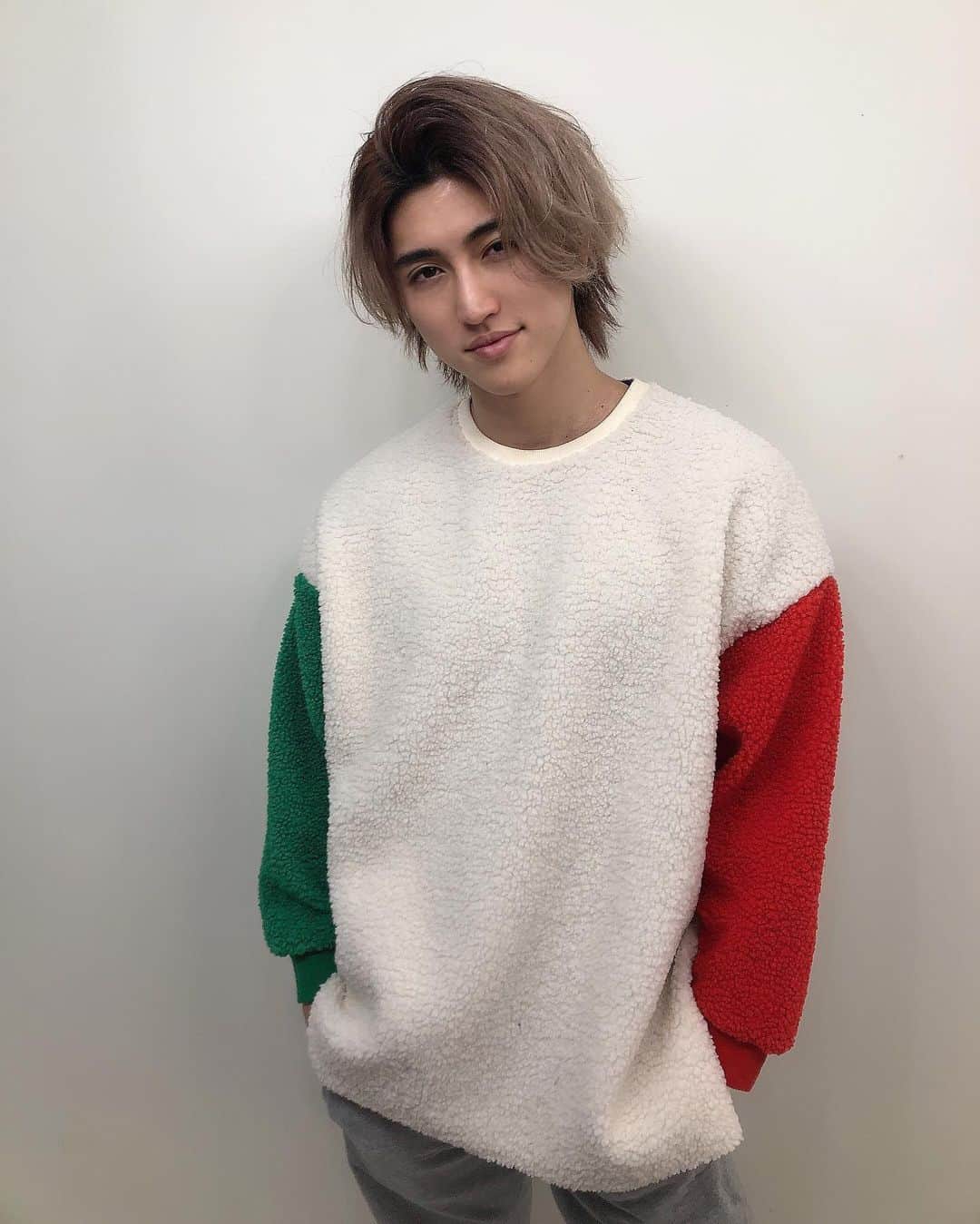 原田デイビッドのインスタグラム：「BIG HAIR LIFE ✌️  Cut & color ✂️: @taisei.matsui @slpkcw0715  Thanks bro 🤙 いつもありがとう！  #hair #hairstyle #menshair #menshairstyle #2020 #style #fashion #mensstyle #mensfashion #harajuku #smileloop #midlengthhair #color #nofilter #cut #メンズヘア  #メンズファッション  #カラー  #ヘアカラー #原宿 #ヘアサロン #長い髪 #ファッション」