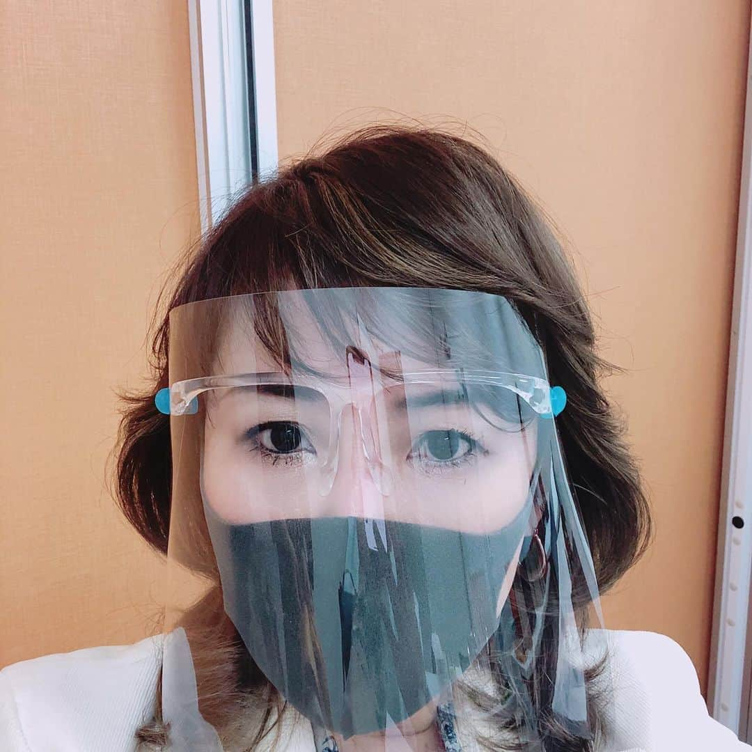 CHIHARUさんのインスタグラム写真 - (CHIHARUInstagram)「フェイスシールドして、除菌完璧にして😊  いざレッスンへ‼️  #CHIHARU #ヘアメイクCHIHARU #loveme塾 #宝塚」12月3日 15時01分 - shoyabuki0426