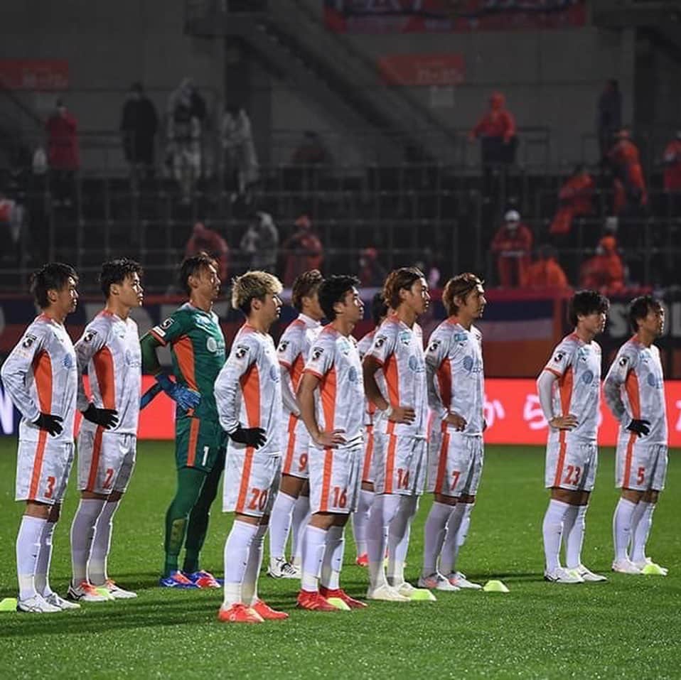 横谷繁のインスタグラム：「応援有り難うございました！ このメンバーでできるのもあと少し⚽️ 残りの試合も宜しくお願いします！ #愛媛fc  #大宮アルディージャ #古巣 #富山貴光 #ごめんね」