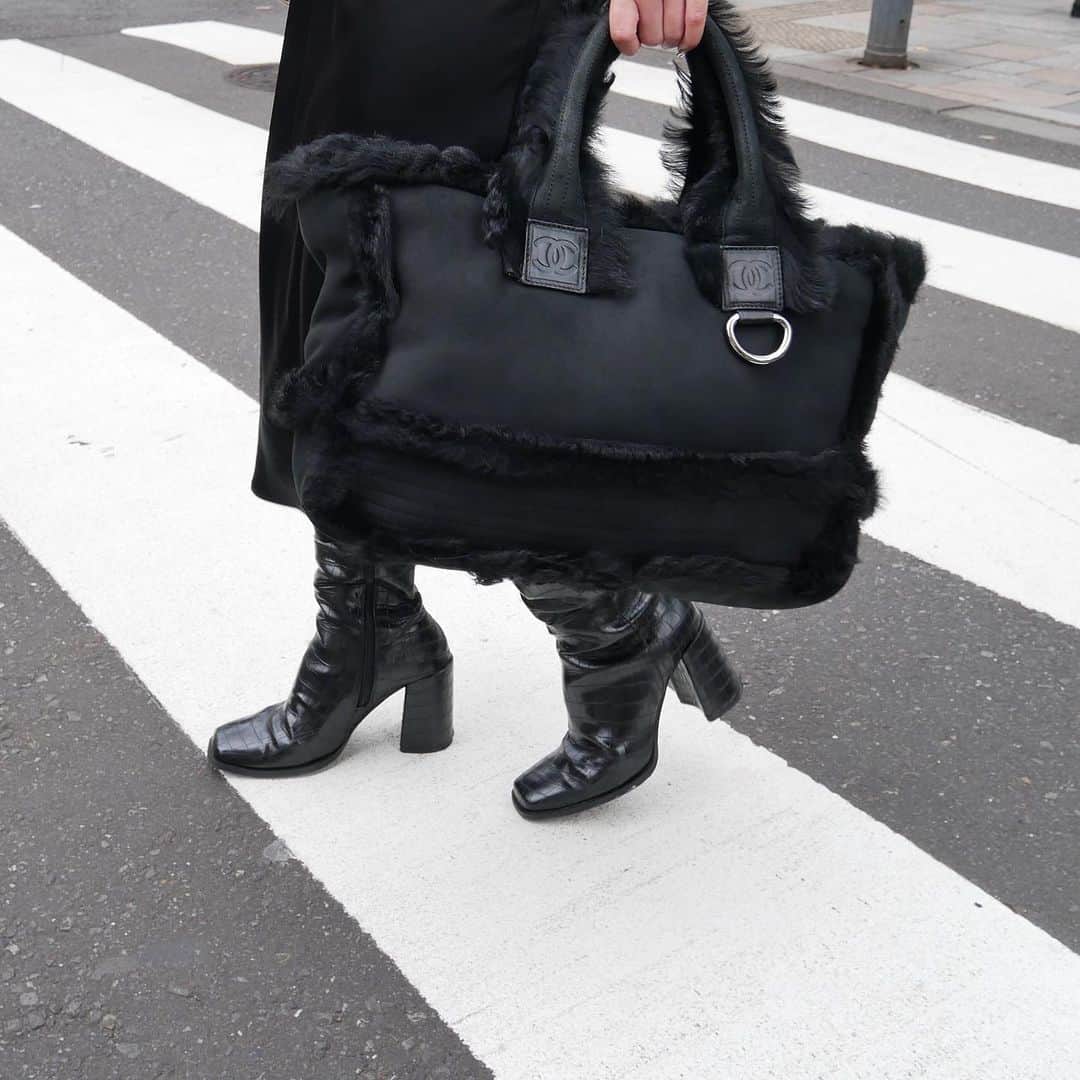 のインスタグラム：「Chanel sport line tote bag black mouton fur 🖤  📌Available online for purchase 🔎Search Code : AO31401  Free Shipping Worldwide 📩DM for more info and pricing  ➡️info@amorevintagetokyo.com  #vintagechanel #amorevintage」