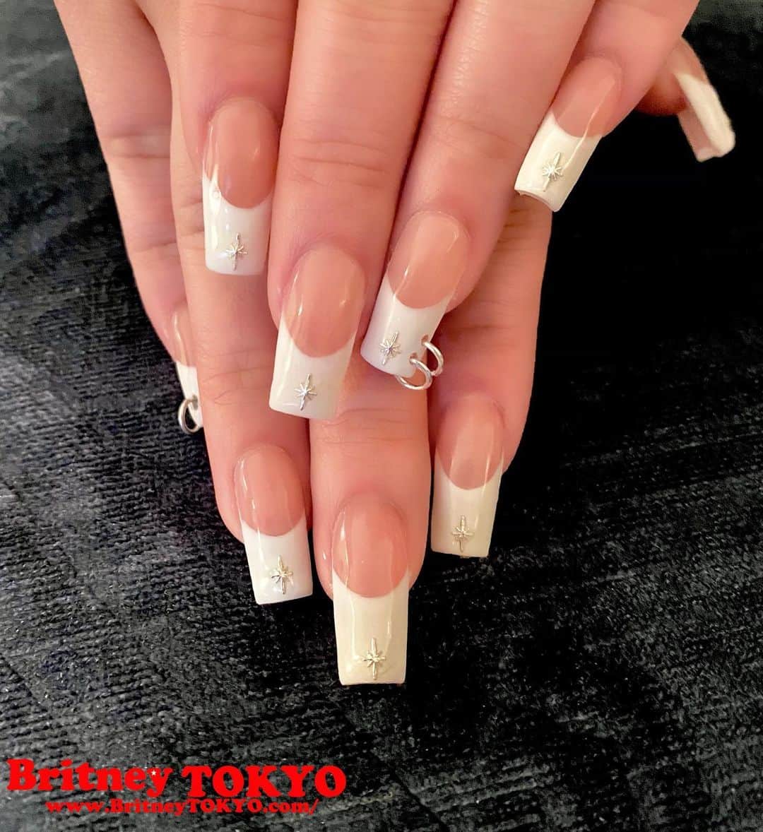 のインスタグラム：「Twinkle💅🏻✨ @chaelincl   #nailart #nails #cl #clnails #britneytokyo」