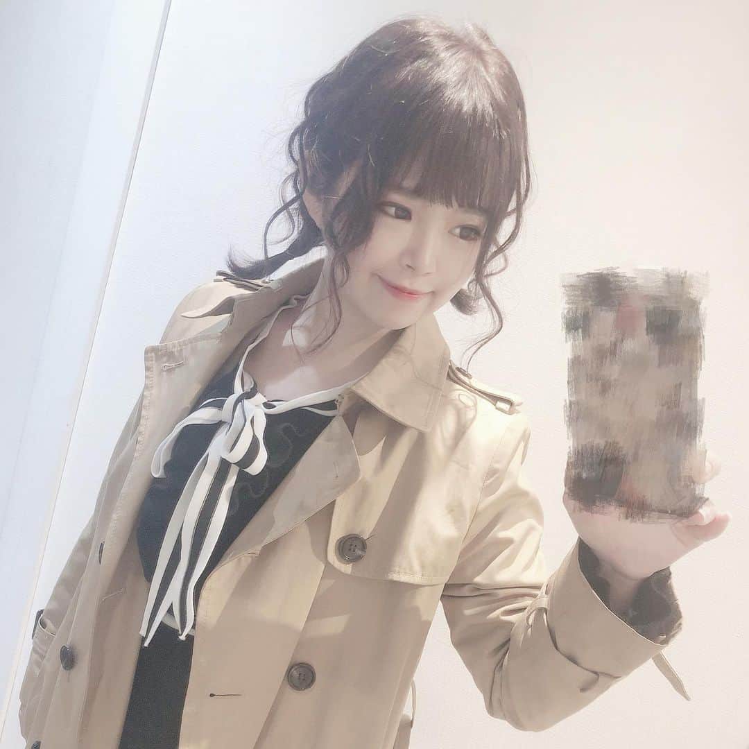 白石かえでのインスタグラム：「﻿ ﻿ ﻿ このまえ、表参道でゲットしたワンピ♥♡﻿ お上品で可愛い！﻿ 最近こういうの好み。﻿ ﻿ ﻿ ﻿ #ootd﻿ #モノトーン﻿ #トレンチコート﻿」