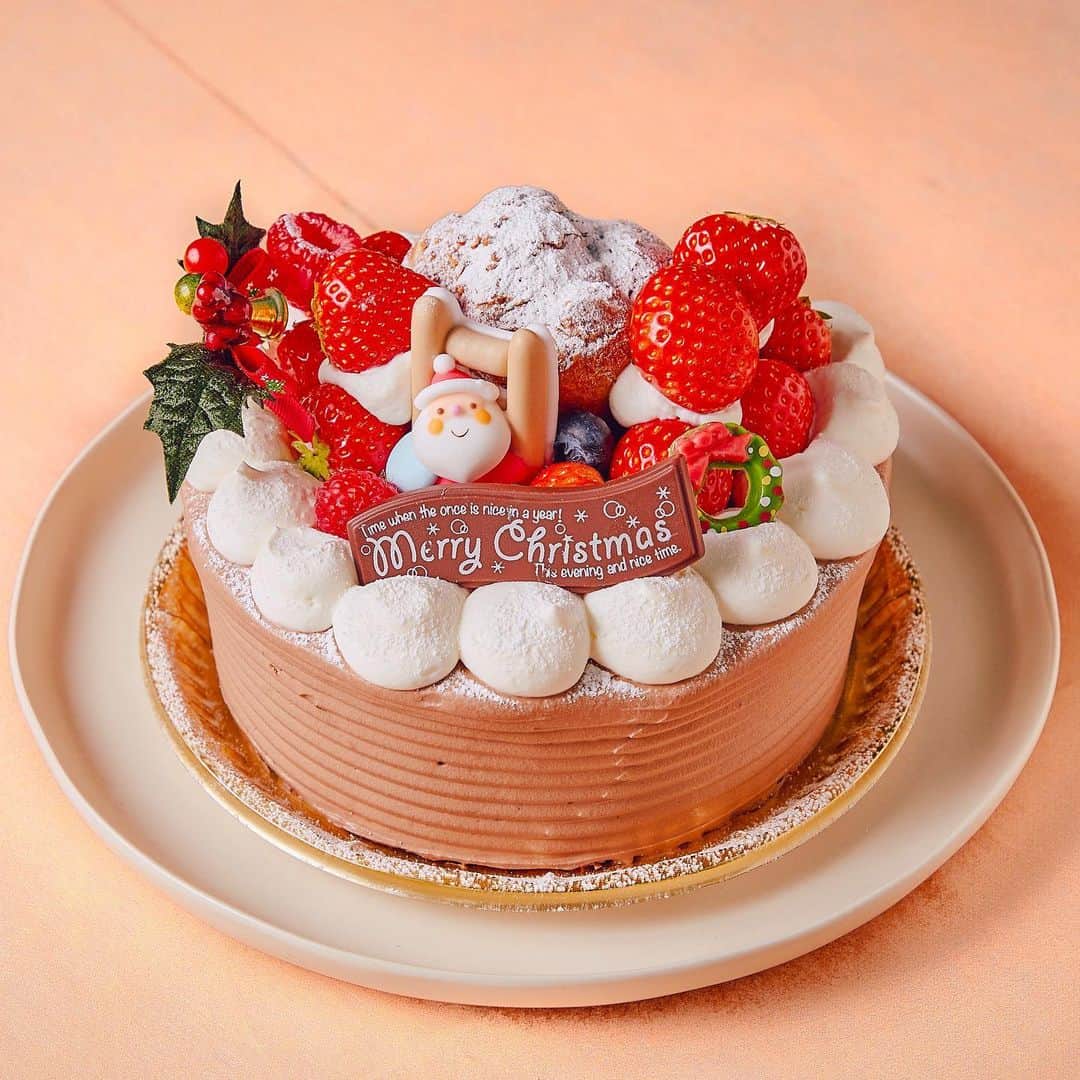 ケーキ&カフェ 海風堂のインスタグラム：「クリスマスケーキ🎂のオンライン予約を始めました🎉  受け渡しは12月24日〜25日にカフェ前で行います。  詳しくはWebサイトのお知らせをご覧ください🌈  #クリスマスケーキ #デコレーションケーキ #ケーキ #xmascake #chrismascake  #メリークリスマス #おうちクリスマス #おうち時間を楽しもう  #市川 #南大野 #海風堂」