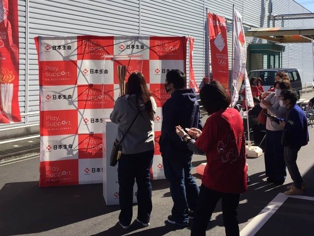 日本生命保険相互会社さんのインスタグラム写真 - (日本生命保険相互会社Instagram)「. ＼#愛媛県の#オリンピック聖火 展示に　#日本生命 ブースを出展／ 11/20（金）～11/24（火）に愛媛県で実施された“#東京2020 オリンピック聖火を活用した地方創生応援事業”で「#トーチ ブース」を出展しました！ このブースでは、長さ71センチ、重さ1.2キロのトーチを持ち、その重さや大きさを直に感じていただき、記念撮影をするなど多くの方に楽しんでいただきました。 11/20（金）の松山市では、セレモニーに訪れたアテネ2004オリンピック 軽量級ダブルスカル６位入賞の　#武田大作 さんにもトーチと記念撮影いただくなど、盛りあがりました！  ※日本生命の東京2020オリンピック聖火リレーへの取組みは、以下の特設サイトも是非ご覧ください。  特設サイト：https://seika.nissay-cp.jp/ ＊日本生命 は、#東京2020オリンピック聖火リレー プレゼンティングパートナーです。  #playsupport #聖火リレー #トーチ #torchrelay #オリンピック #東京2020 #東京2020オリンピック #olympic #olympics #tokyo2020 #Tokyo2020 #東京2020マスコット #ミライトワ #ソメイティ #olympicgames #olympian #olympicchampion」12月3日 15時07分 - nissay_official
