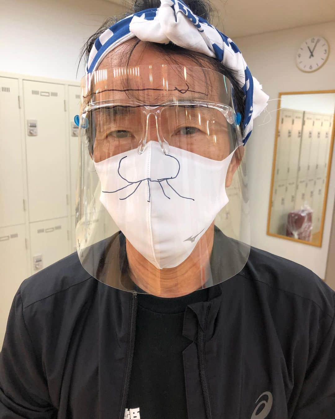 島津亜矢のインスタグラム：「久々のInstagram更新ですみません😂 こちらのおじさんはコンサートのスタッフさんで大道具を担当してくれているのですが・・・ いつも明るくて笑わせてくれる面白い方です😊 この間のコンサートでは、バカボンのパパなのだ。と楽屋をウロウロしてました😅 ドロちゃんいつもありがとう😊  これから番組の収録本番です🎤 行ってきます😊  #島津亜矢 #歌怪獣 #歌怪獣襲来ツアー #バカボンのパパ」