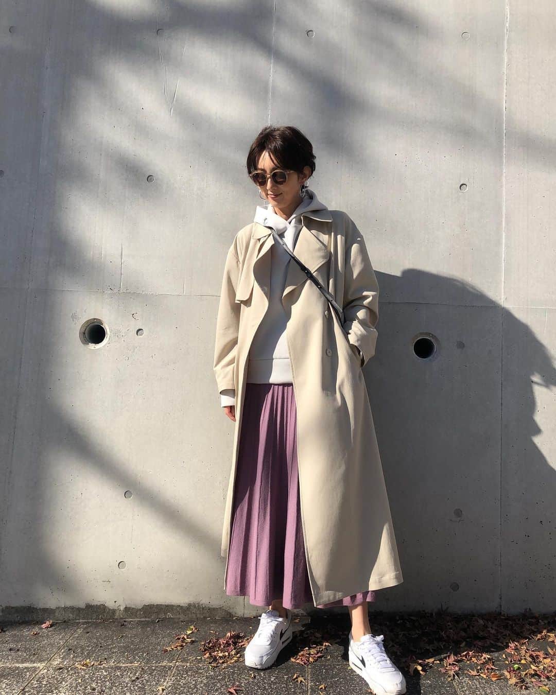 石井のり子のインスタグラム：「** #ootd もう12月！！ 今年は特に早く過ぎていった気がします☄️ #なんだか焦る * * coat @styledeli_official  tops @stateofmind.som  skirt @anyfam_official  shoes @niketokyo  * * #outfit #fashion #fashionstyle #coordinate #nike #sneakers #コーディネート #ママコーデ #ママファッション #スニーカーコーデ」