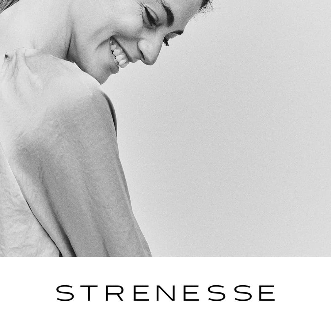 ストラネスのインスタグラム：「Sale is on! Up to 80% 🖤  ⁠#strenesse #iamiconic⁠ #simplicity #smile」