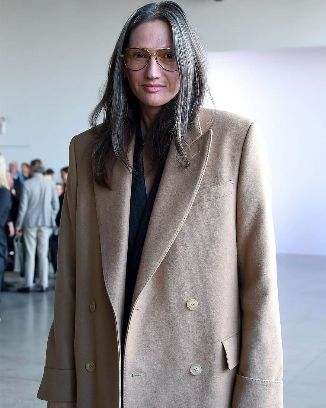 Fashion Weekのインスタグラム：「Today's plans include getting comfy on the couch and tuning in to fashion icon and front row frequent @jennalyonsnyc's new show Stylish with Jenna Lyons on @hbomax. Photo of Jenna Lyons at @brockcollection's February 2020 @NYFW runway show by @gettyimages⁠⠀」
