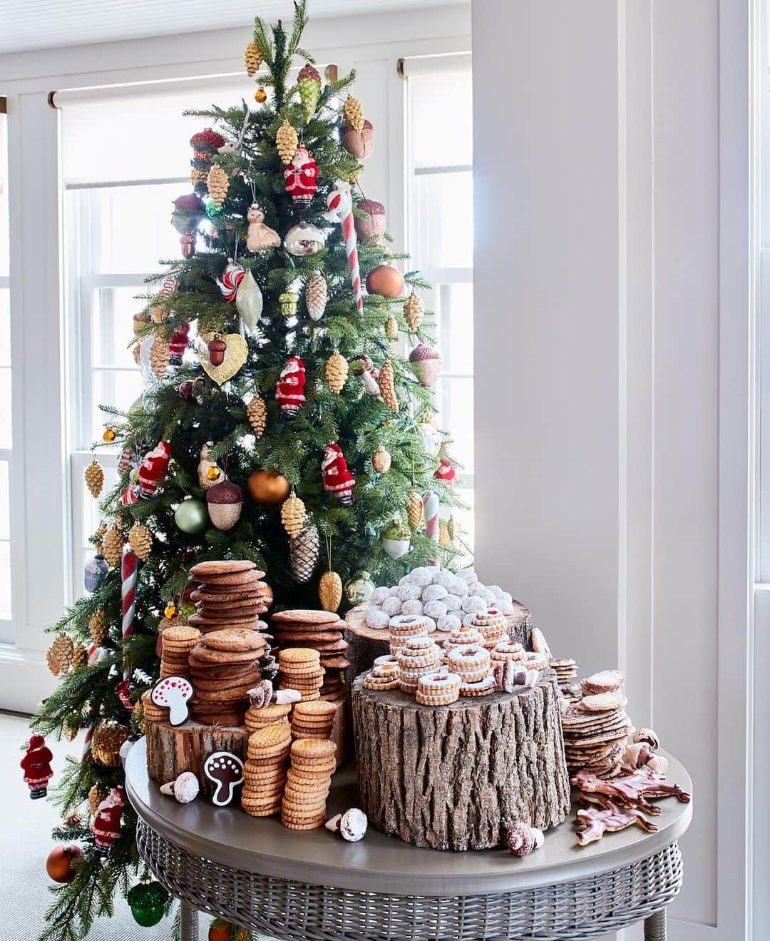 マーサ・スチュワートさんのインスタグラム写真 - (マーサ・スチュワートInstagram)「At @marthastewar48's holiday cookie party last year, trees were bedecked in new and vintage ornaments, reflecting the woodland theme, and stacks of sweets, like Alexis's brown-sugar chocolate-chip cookies, four-ingredient sables bretons, bourbon-spiked Noël nut balls, raspberry-and apricot-jam-filled pecan linzers, and chocolate-dipped gingerbread reindeer, were aplenty. "Many of these are classic sugar or gingerbread cookies from our archives, but we get creative and try new decorating techniques," says food director @sarahcarey1. Check out the full feature in our December issue + and get the cookie recipes at the link in bio. 📷: @johnny_miller_ food styling by: @jessdamuck @moll_doll23 prop styling by: @tanyagraff1」12月4日 2時05分 - marthastewart
