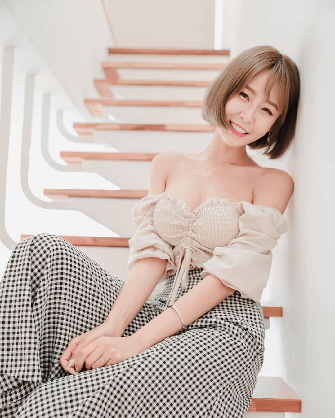 小雪（Winnie）さんのインスタグラム写真 - (小雪（Winnie）Instagram)「今年數不清，來了幾次墾丁❤️ #一家去完想再去入住的民宿 👏🏻 #真心大推🔥 . 來這麼多次墾丁，第一次住在後灣，每次來都是往墾丁大街跑，這次選擇了坐落於後灣的#後面有灣民宿，遠離了充滿商業氣息的觀光景點，靜下心來享受著純樸的美好😊 . 一進入民宿管家就像我們介紹了民宿的設計並帶我們到入住的#樓中樓套房，從裡面的設施就能知道民宿老闆的用心，冰箱放了氣泡水礦泉水可樂雪碧各種飲料，還準備了泡麵和各式零食要招待給客人 . 隔天的早餐也是管家準備好送來房間給我們，雖然不是自助式吃到飽的，但每樣食材都很新鮮美味份量也是很充足 . 可惜這次沒住到有戶外泳池的雙人房型下次一定要來體驗一下❤️  . 家人們還說要再來玩，也很適合一群朋友、家人包棟喔！ #這間我和家人都超愛😘👍🏻  民宿- 墾丁後面有彎 @hooopeinn  房型:山景樓中樓四人房 地址:944屏東縣車城鄉後灣路34號  #墾丁#後面有彎#民宿#大推  #收藏#口袋名單#分享」12月4日 0時43分 - siawase726