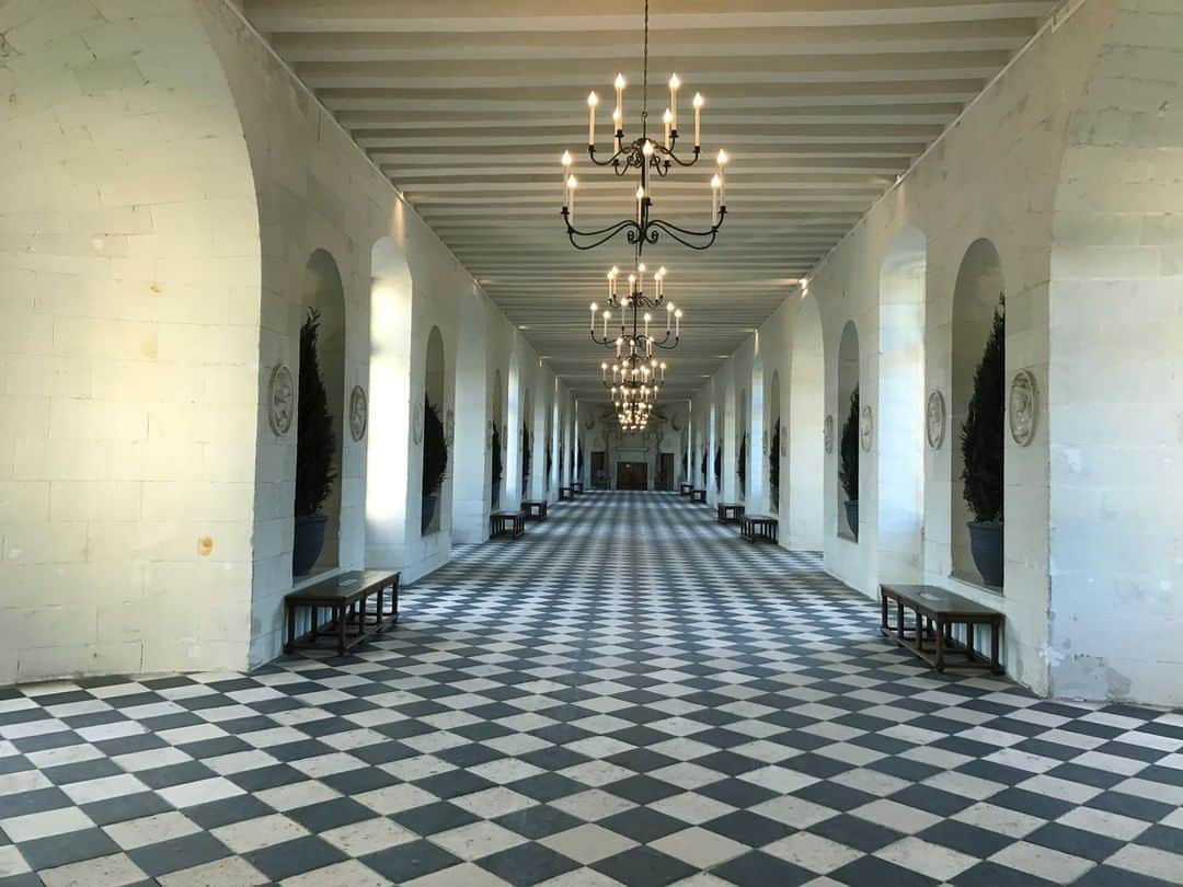 シャネルさんのインスタグラム写真 - (シャネルInstagram)「‘Le Château des Dames’, Château de Chenonceau located in the Loire Valley in France provides the backdrop to the CHANEL 2020/21 Métiers d’art show. Unveiled on December 3rd at 7pm Paris time.  Juergen Teller’s photographs reflect a liberated and contemporary take on the setting.  See more at chanel.com  #CHANELMetiersdart #CHANEL #JuergenTeller」12月4日 0時35分 - chanelofficial