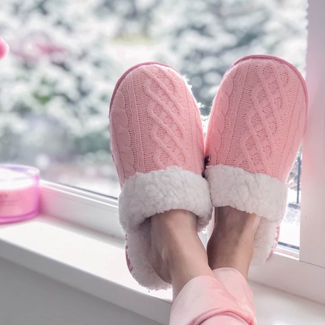 Good Morning Americaさんのインスタグラム写真 - (Good Morning AmericaInstagram)「Get @puduslife's cozy socks and slippers for 50% off today only with this @toryjohnson #GMADeal! The ultimate slippers and slipper socks with sherpa lining for comfort and styles available for the whole family — $8 to 17.50. SHOP IT AT OUR LINK IN BIO! #shopping #sale #deal #shop #gmadeals #slippers ⁠」12月4日 0時39分 - goodmorningamerica
