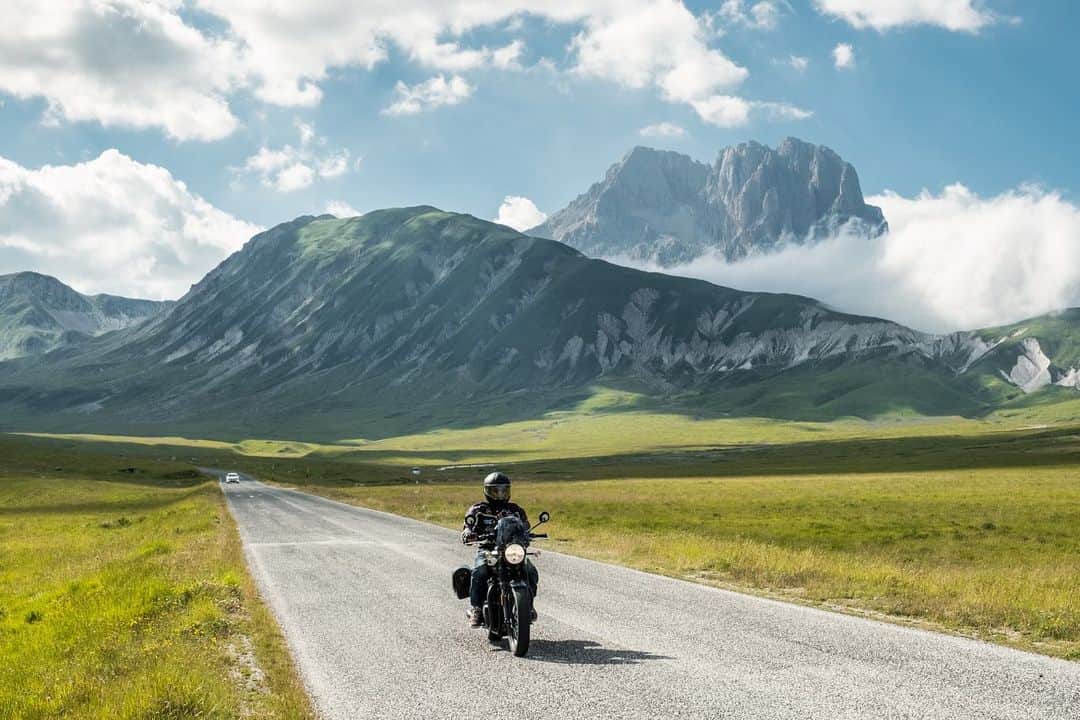 National Geographic Travelさんのインスタグラム写真 - (National Geographic TravelInstagram)「Photos by @francescolastrucci / A person drives along the spectacular roads of Campo Imperatore, the vast plateau situated in the wild Abruzzo region of Italy at an elevation between 1,500 and 1,900 meters (4,900 and 6,200 feet) and fringed by the highest peaks of the Apennine Mountains. Locally known as Little Tibet, the landscape can also resemble some of America’s West. Thanks to its natural beauty, it has been the set of many spaghetti Western movies and other international film productions. The area, a protected land included in a vast national park, offers many hiking trails from which one can experience sweeping views and spot wildlife.  Follow me @francescolastrucci for more places, daily life, and stories around the world. #italy #abruzzo #landscapephotography #ontheroad」12月4日 0時45分 - natgeotravel