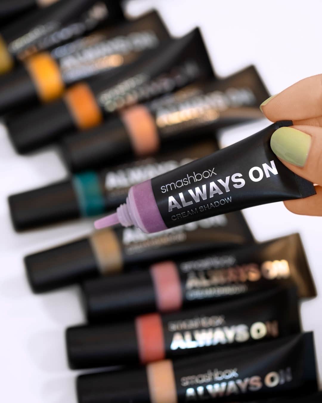 Smashboxのインスタグラム：「⚠️⚠️⚠️ NOW AVAILABLE ON SMASHBOX.COM ⚠️⚠️⚠️Always On Cream Shadow is mistake proof and oh-so-comfortable on the lids. Pick your fav color & swipe ➡️blend ➡️GO! 🎨」