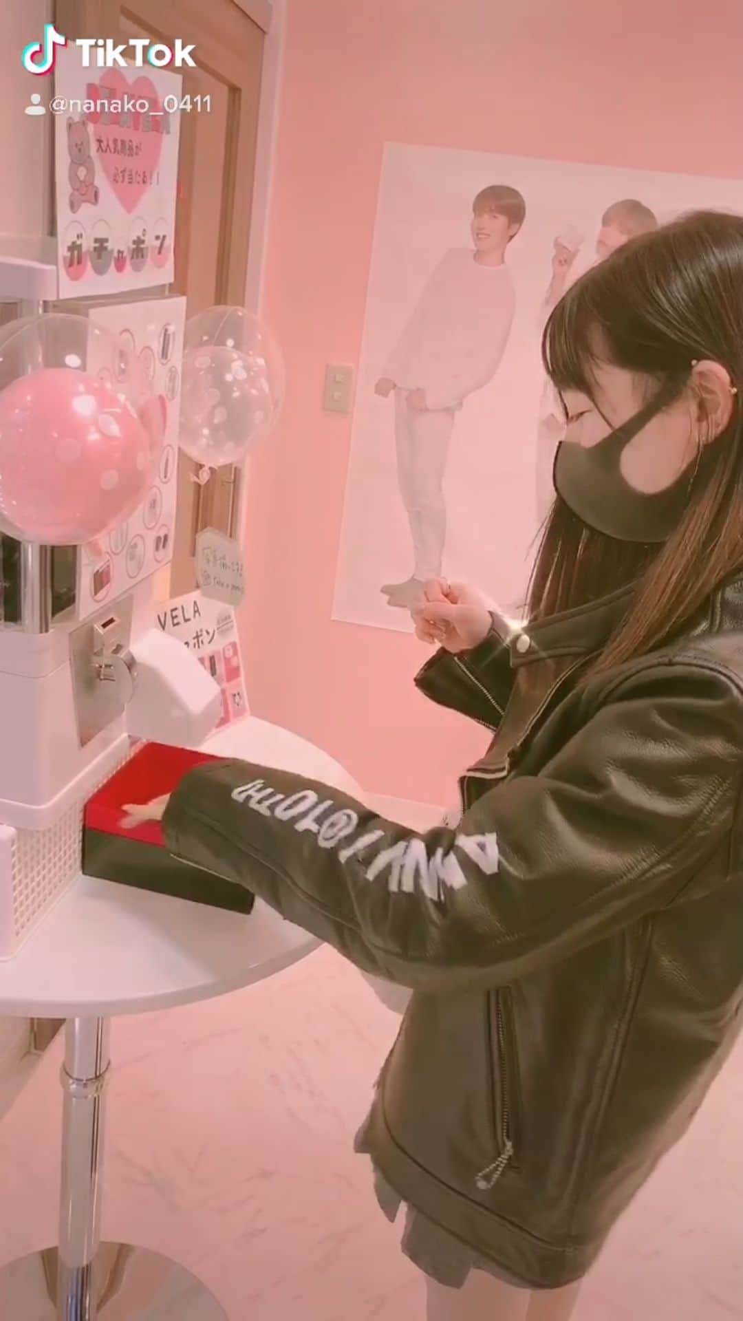 のインスタグラム：「#BELAVELA @belavela_omotesando  のガチャポンやりました！  1000円ガチャでパックとゲルはお得すぎます😳 2回引いて2回とも #kinuko のクレイパックとモイスチャーゲルのセット当たりました👀💕  さっそくクレイパック使ってみたけど洗い終わった後毛穴詰まってたのがツルツルになったよ✨  #fashiongram #좋아요 #팔로우미 #오오티디  #패션  #패션스타그램 #casual #followme #pleasefollowme #likeforlikes #pleaselike #model #cosplayer #l4l #fashion  #韓国ファッション  #Dleepytown #streetfashion #BALENCIAGA #SSH #girl  #cute #かわいい #ガチャガチャ #instagood  #makeup #cosmetics #表参道」