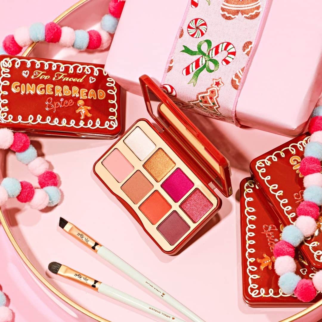 Too Facedのインスタグラム：「The cutest gingerbread in the whole batch! 😍 Heat things up this season with the warm & toasty shades in our Gingerbread Spice Mini Eye Shadow Palette. 🔥 #toofaced」