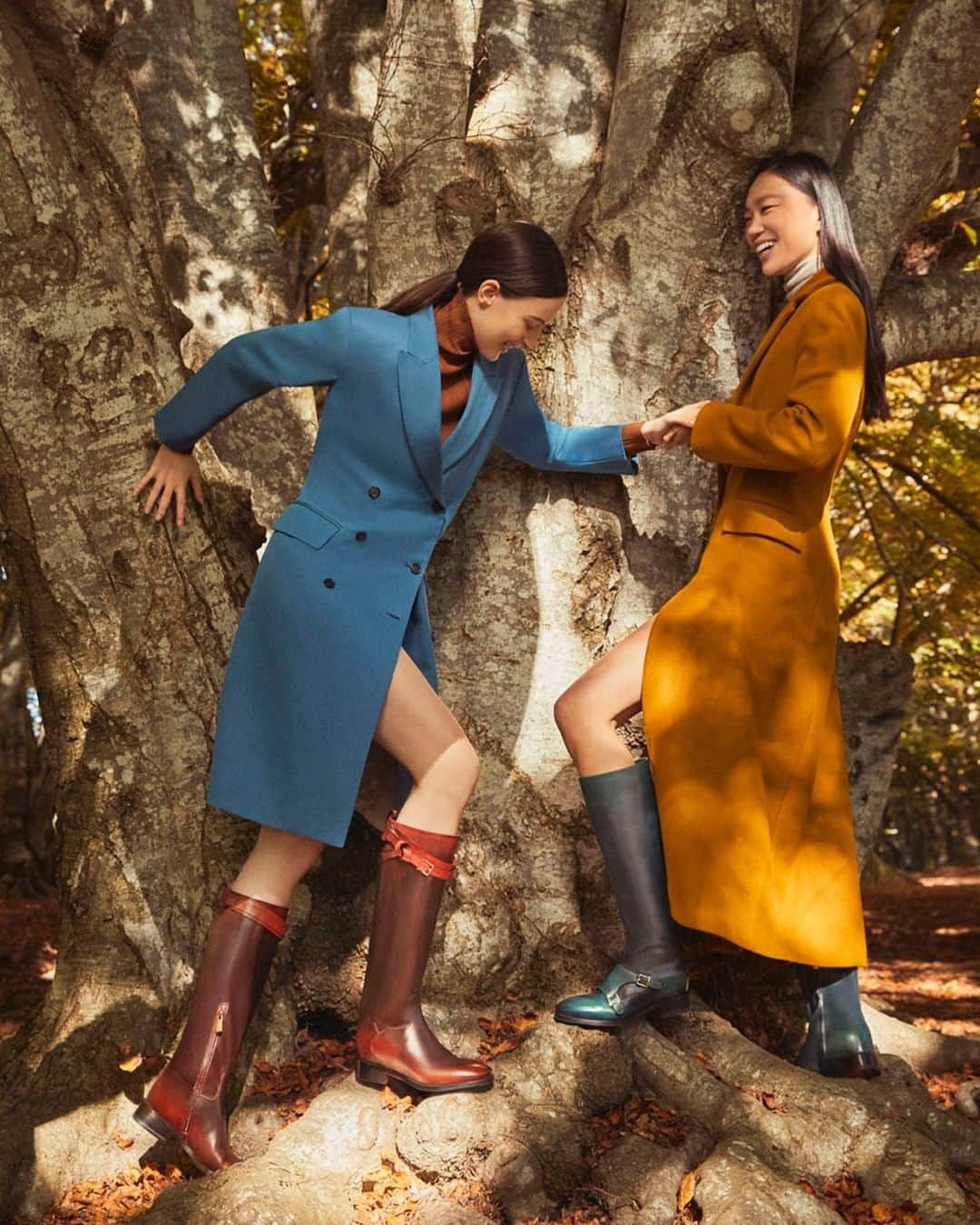 サントーニのインスタグラム：「Borrowed from the men's design, these women's boots have a touch of masculinity offset by eye-catching shades of forest green and tan brown, applied by the hands of expert Santoni craftsmen.  #Santoni #SantoniFW20 #MadeinSantoni」